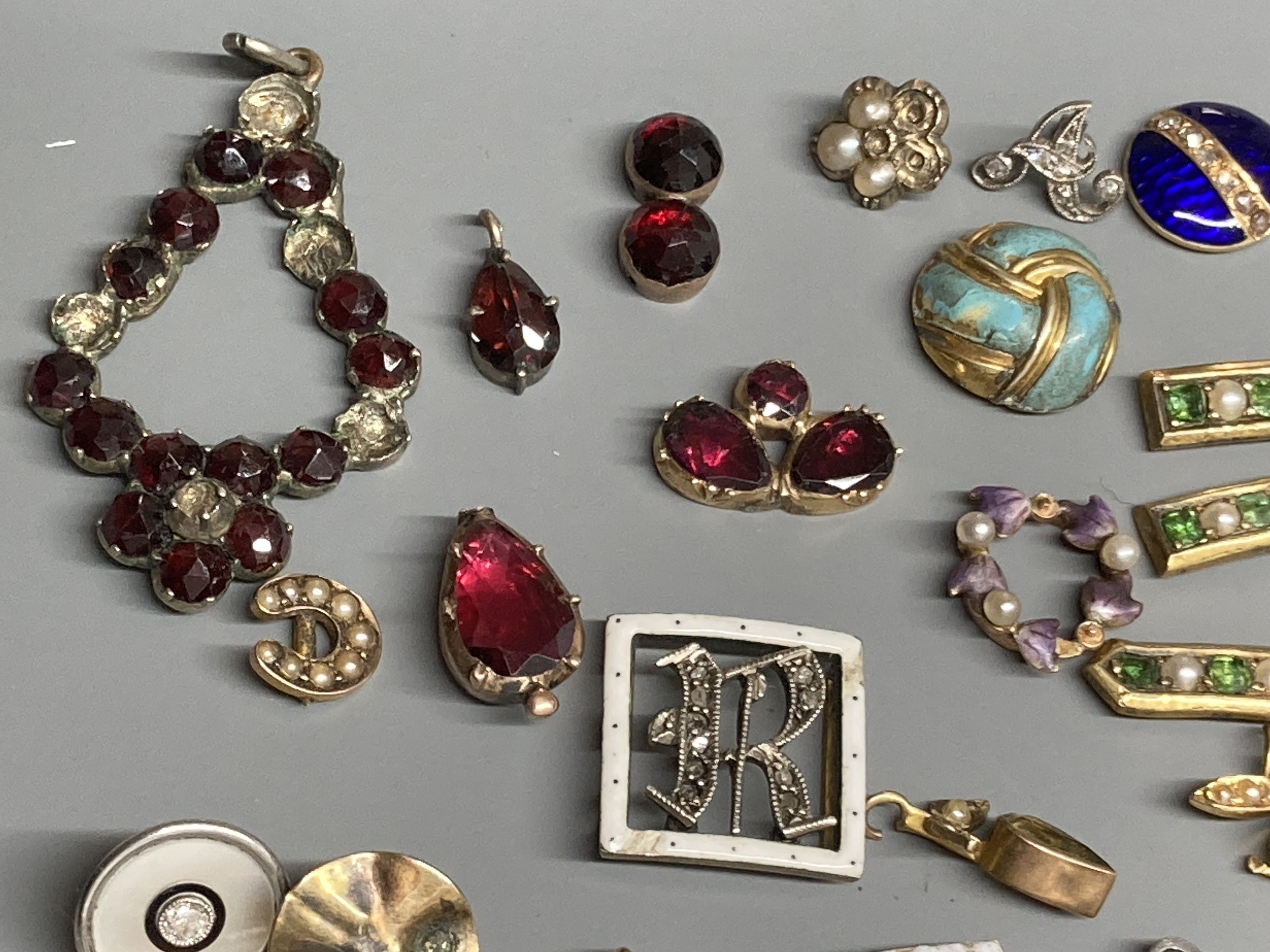 A small quantity of 19th century and later jewellery, including a rose cut diamond set mount, enamel and diamond set initial clasp and other gem set items.